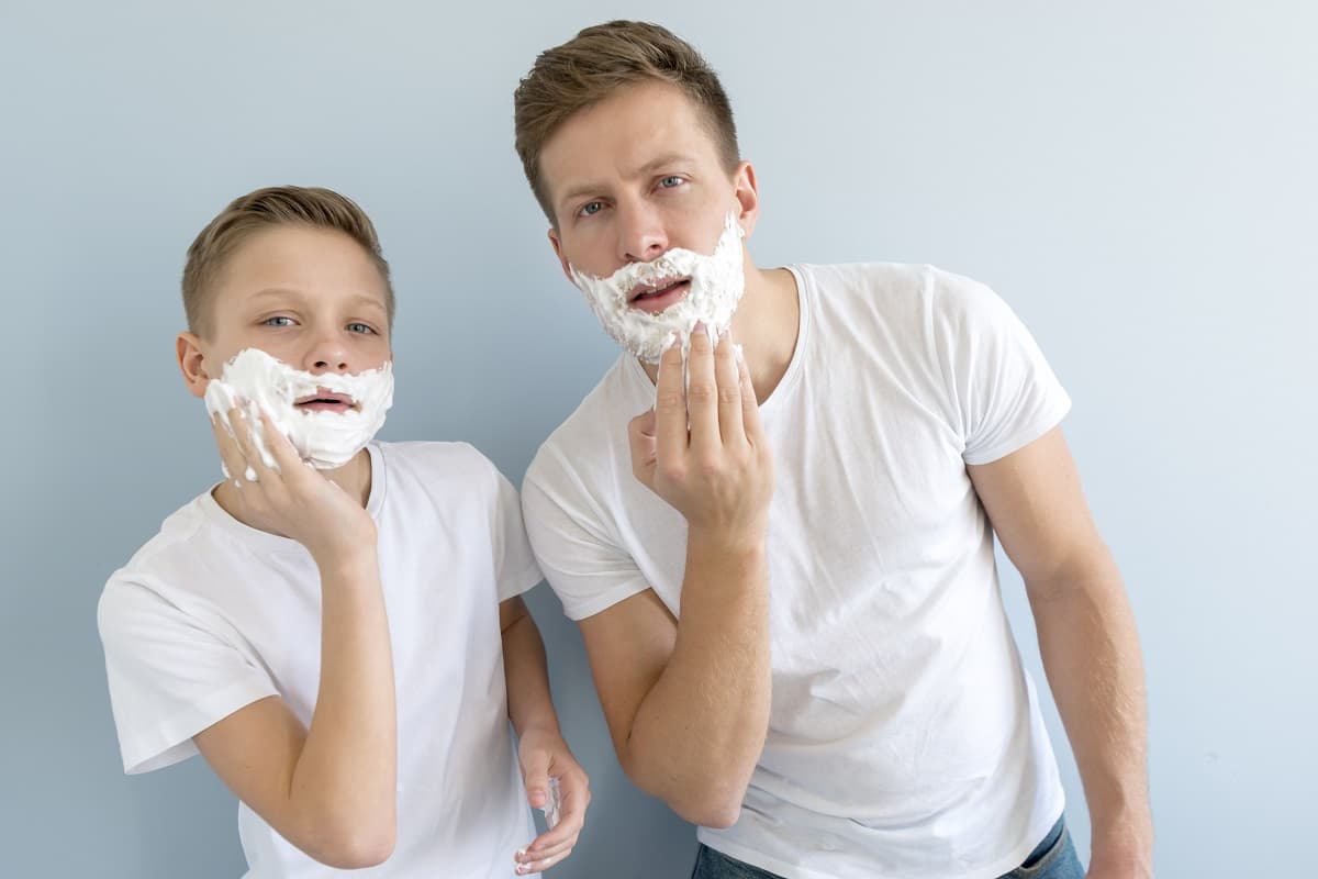 Переходный возраст у мальчиков = папа и сын вместе бреются 