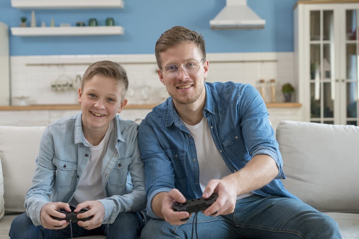 Переходный возраст у мальчиков - папа с сыном играют в компьютерные игры