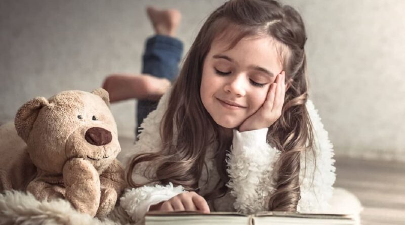 Девочка читает книгу - советы как научить ребенка читать